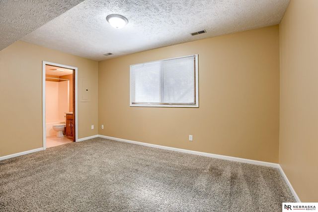 309 E 17th Avenue, Bellevue, NE 68005