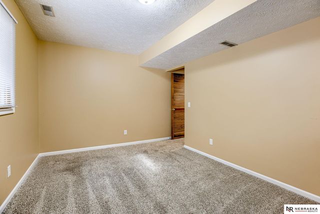 309 E 17th Avenue, Bellevue, NE 68005