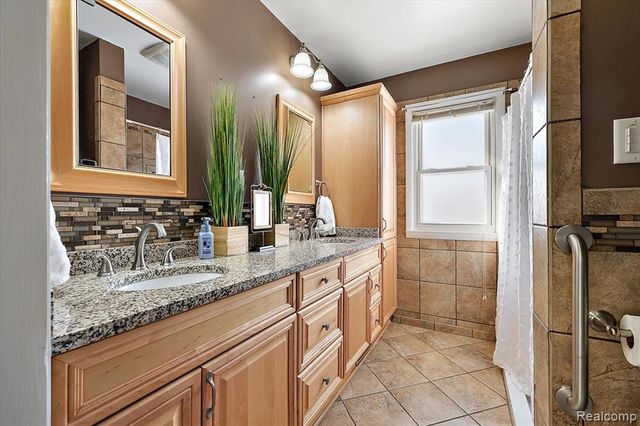 25651 S River Road, Harrison Twp, MI 48045