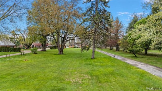 25651 S River Road, Harrison Twp, MI 48045
