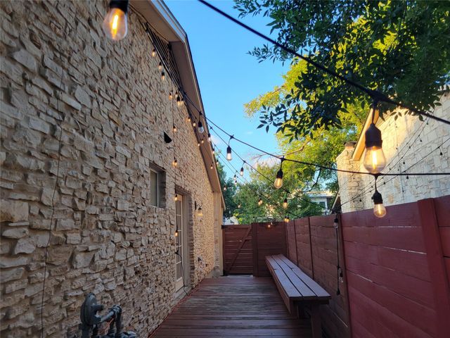 2011 Meadowridge DR A, Austin, TX 78704