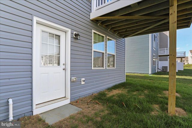 100 STAFFORD PL, Falling Waters, WV 25419