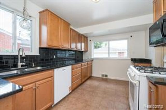 35030 S Elmira Street, Livonia, MI 48150