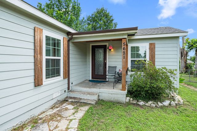 5621 Meandering Road, River Oaks, TX 76114