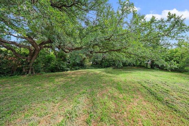 5621 Meandering Road, River Oaks, TX 76114