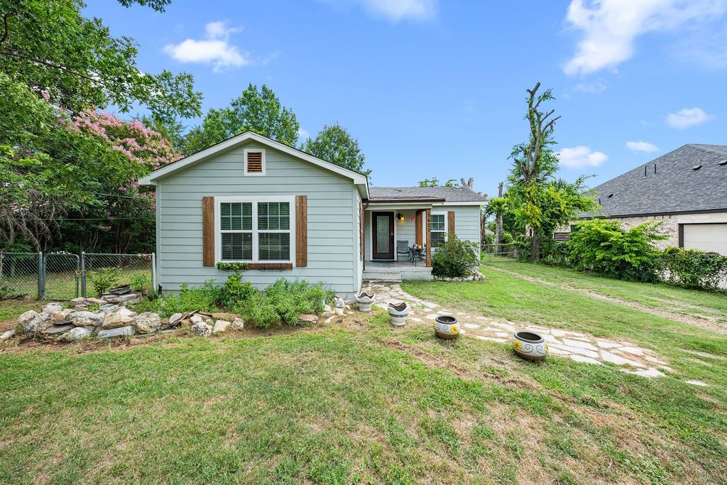 5621 Meandering Road, River Oaks, TX 76114