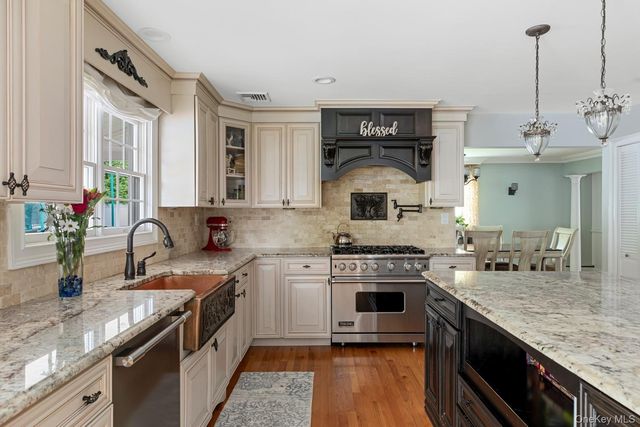 19 Clearwater Lane, West Islip, NY 11795