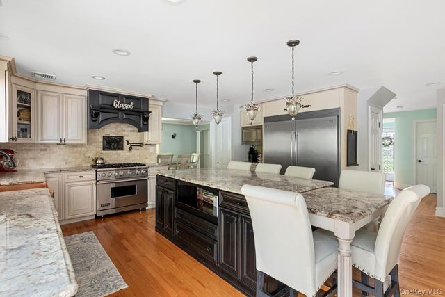19 Clearwater Lane, West Islip, NY 11795