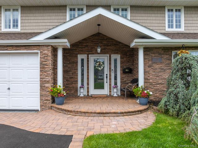19 Clearwater Lane, West Islip, NY 11795