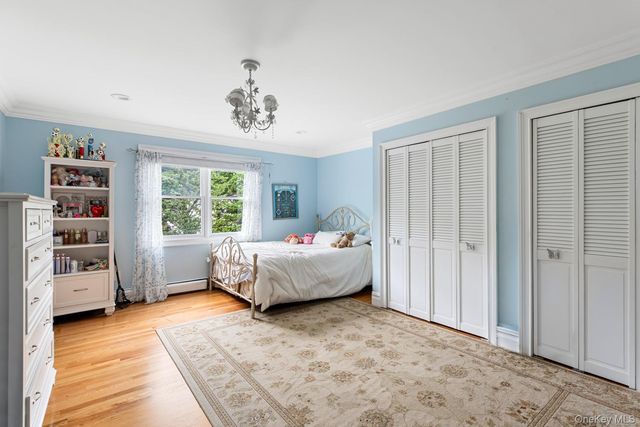 19 Clearwater Lane, West Islip, NY 11795