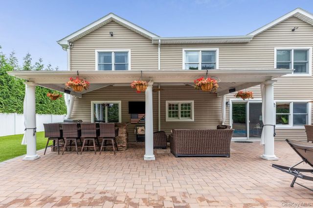 19 Clearwater Lane, West Islip, NY 11795