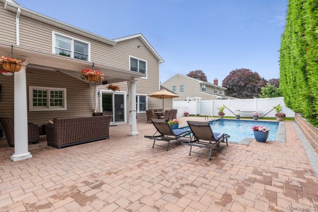 19 Clearwater Lane, West Islip, NY 11795