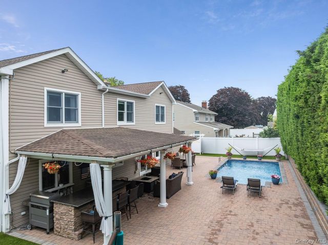 19 Clearwater Lane, West Islip, NY 11795