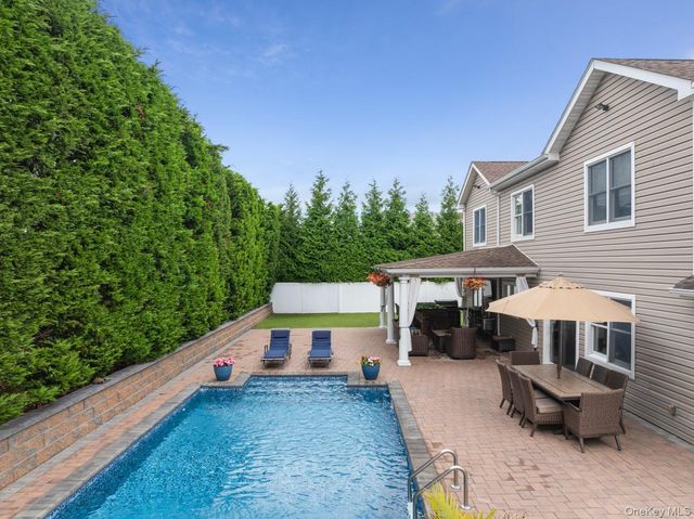 19 Clearwater Lane, West Islip, NY 11795