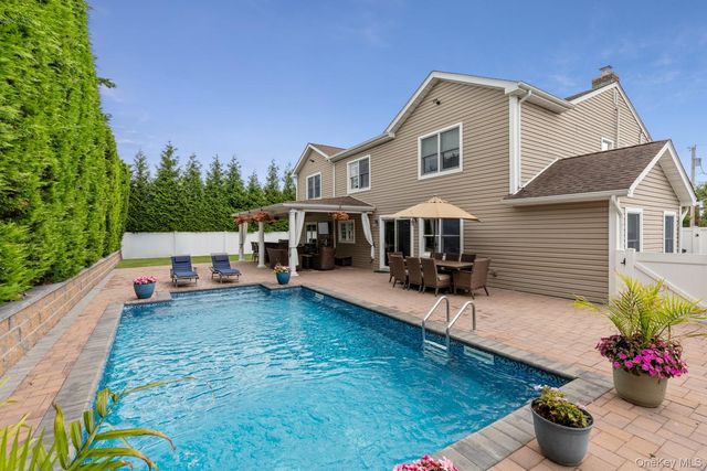 19 Clearwater Lane, West Islip, NY 11795