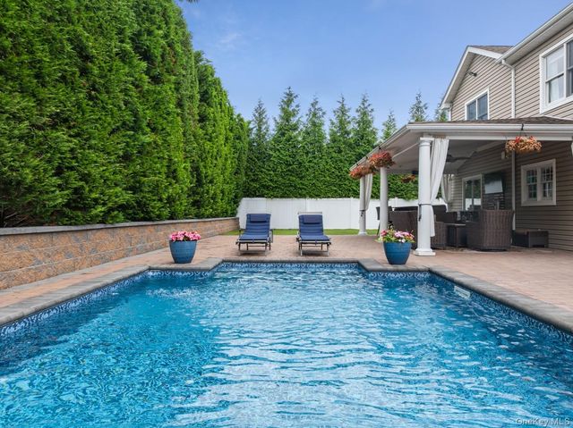19 Clearwater Lane, West Islip, NY 11795