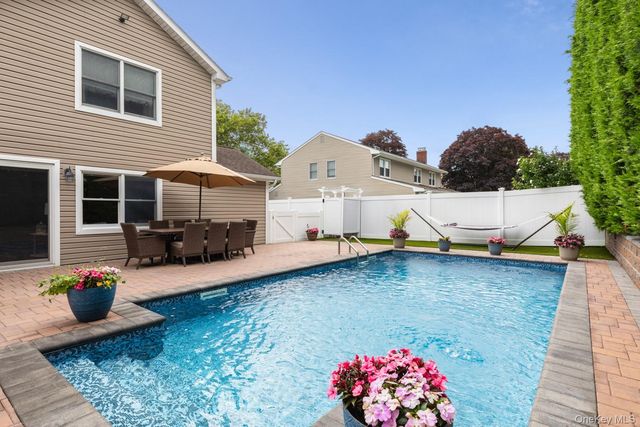19 Clearwater Lane, West Islip, NY 11795