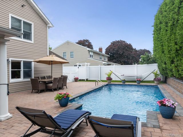 19 Clearwater Lane, West Islip, NY 11795