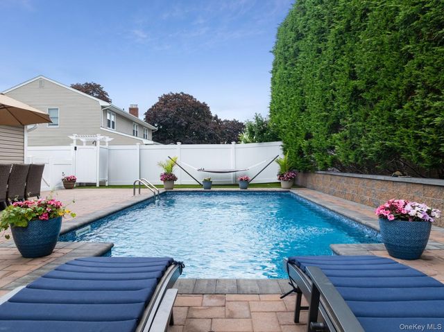 19 Clearwater Lane, West Islip, NY 11795