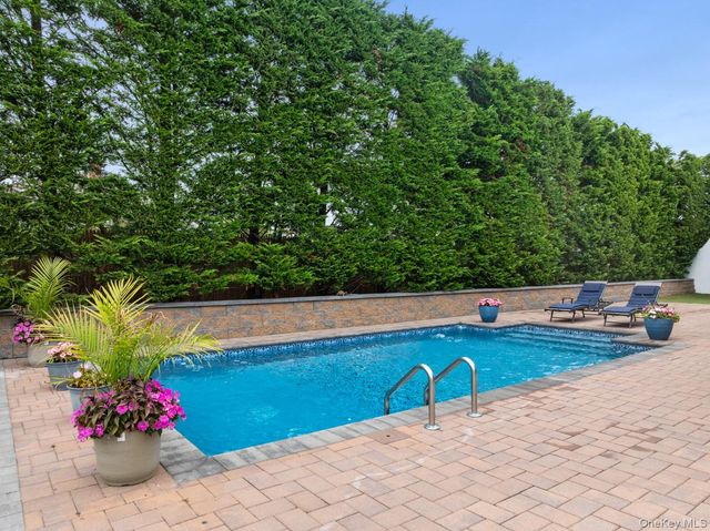 19 Clearwater Lane, West Islip, NY 11795