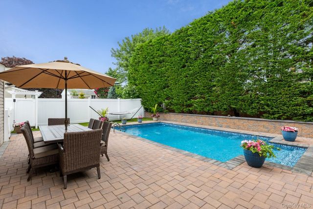 19 Clearwater Lane, West Islip, NY 11795