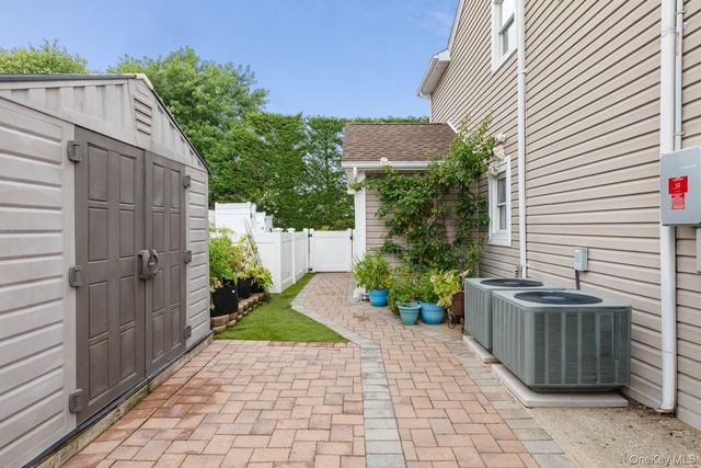 19 Clearwater Lane, West Islip, NY 11795