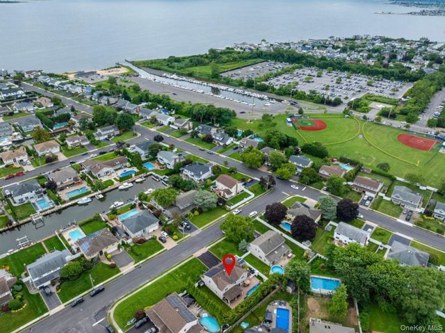 19 Clearwater Lane, West Islip, NY 11795