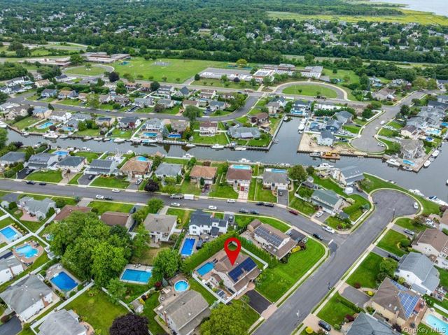 19 Clearwater Lane, West Islip, NY 11795