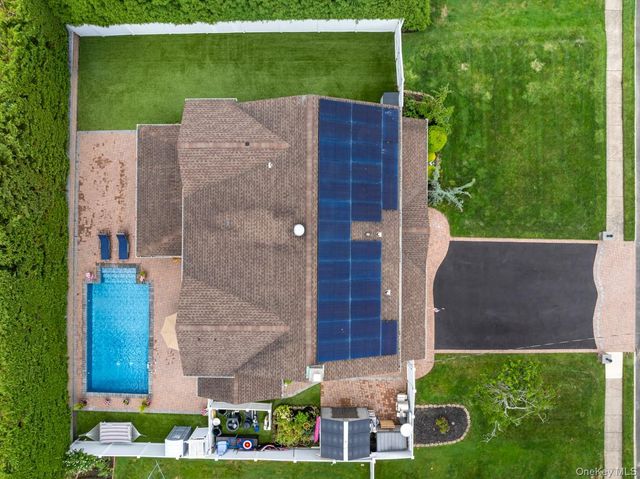 19 Clearwater Lane, West Islip, NY 11795