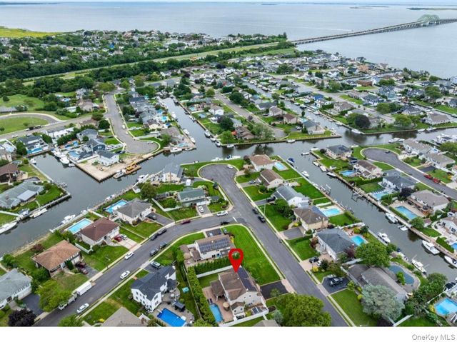 19 Clearwater Lane, West Islip, NY 11795