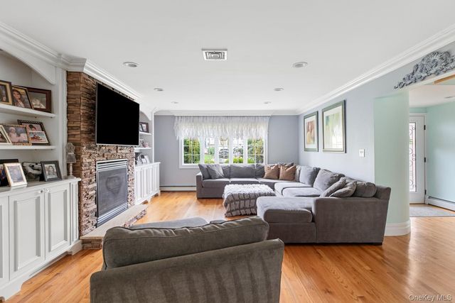 19 Clearwater Lane, West Islip, NY 11795