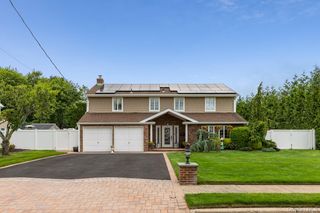 19 Clearwater Lane, West Islip, NY 11795