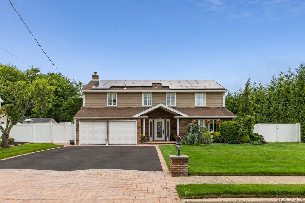 19 Clearwater Lane, West Islip, NY 11795