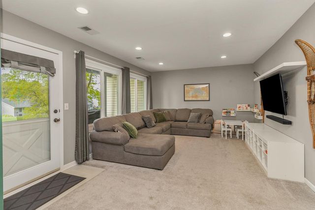 1420 Hilo Avenue N, Oakdale, MN 55128