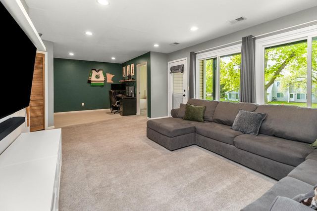 1420 Hilo Avenue N, Oakdale, MN 55128