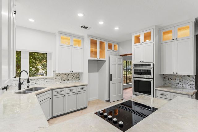 6 Thornhedge Court, The Woodlands, TX 77381