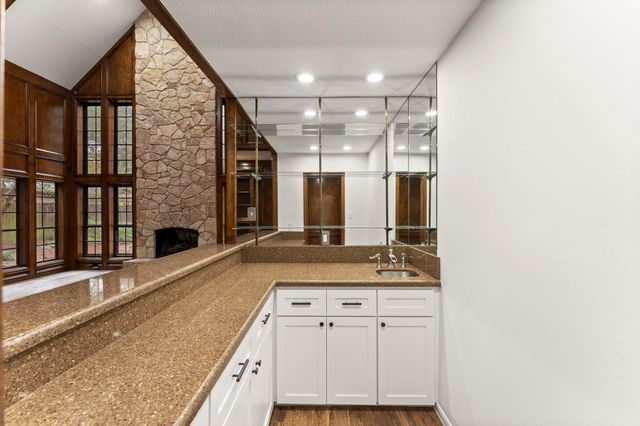 6 Thornhedge Court, The Woodlands, TX 77381