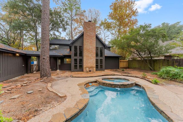 6 Thornhedge Court, The Woodlands, TX 77381