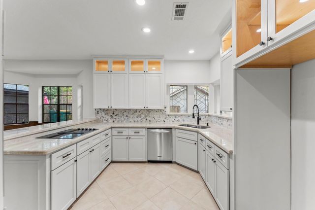 6 Thornhedge Court, The Woodlands, TX 77381