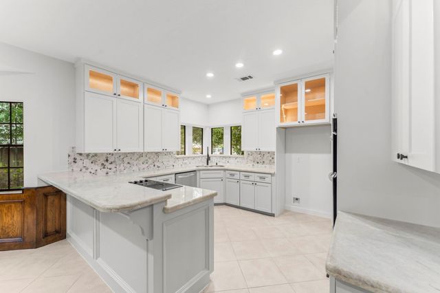 6 Thornhedge Court, The Woodlands, TX 77381