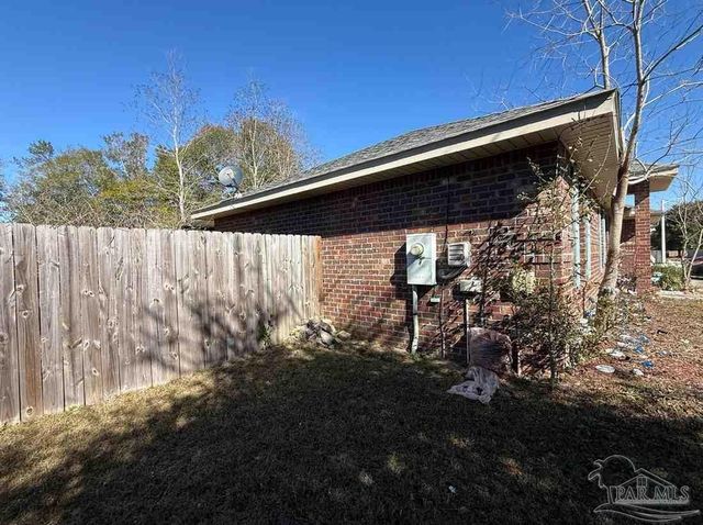 8826 Bluebell St, Milton, FL 32583