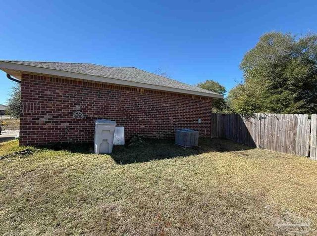 8826 Bluebell St, Milton, FL 32583