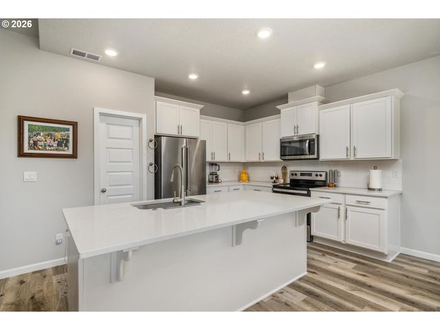390 S 8TH St, Carlton, OR 97111
