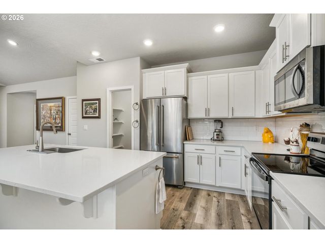 390 S 8TH St, Carlton, OR 97111