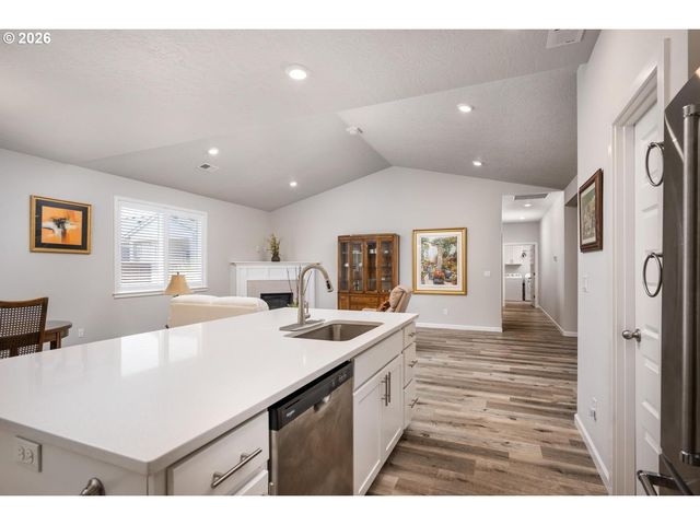390 S 8TH St, Carlton, OR 97111