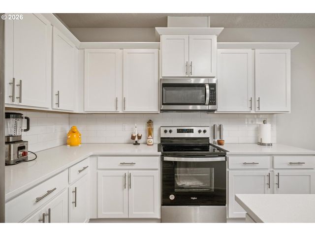 390 S 8TH St, Carlton, OR 97111