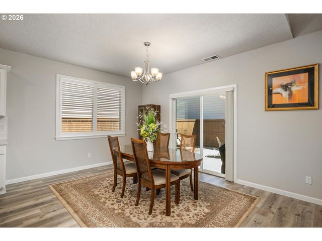 390 S 8TH St, Carlton, OR 97111