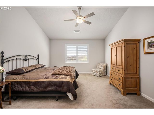 390 S 8TH St, Carlton, OR 97111