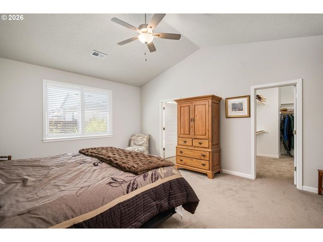 390 S 8TH St, Carlton, OR 97111