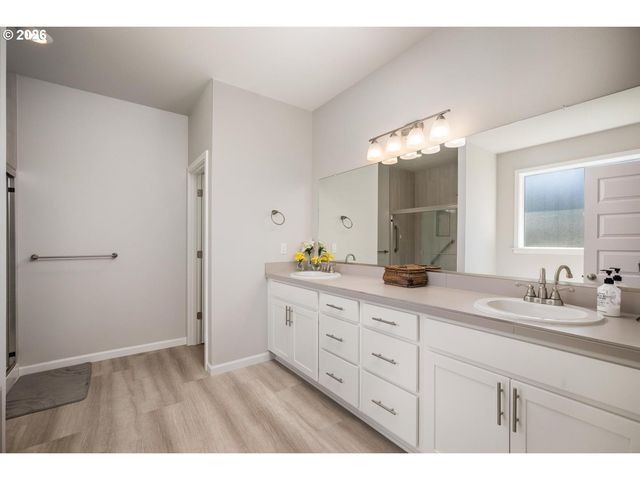 390 S 8TH St, Carlton, OR 97111